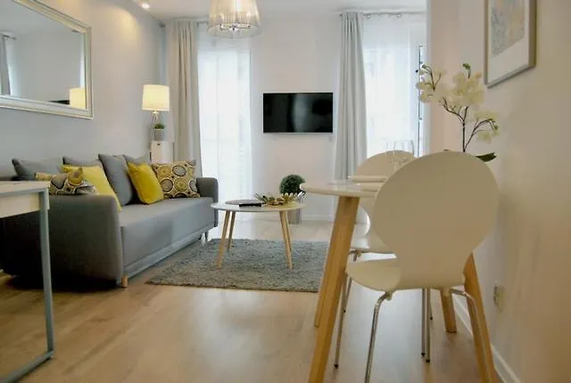 Two Towers Old Town Apartments-city Center-by The River-observation Terrance On The Roof-free Parking Διαμέρισμα *